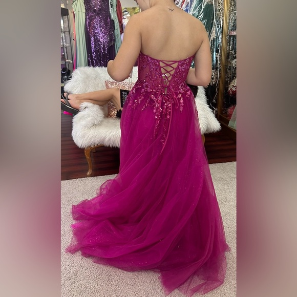 Beautiful formal dress - Picture 2 of 3